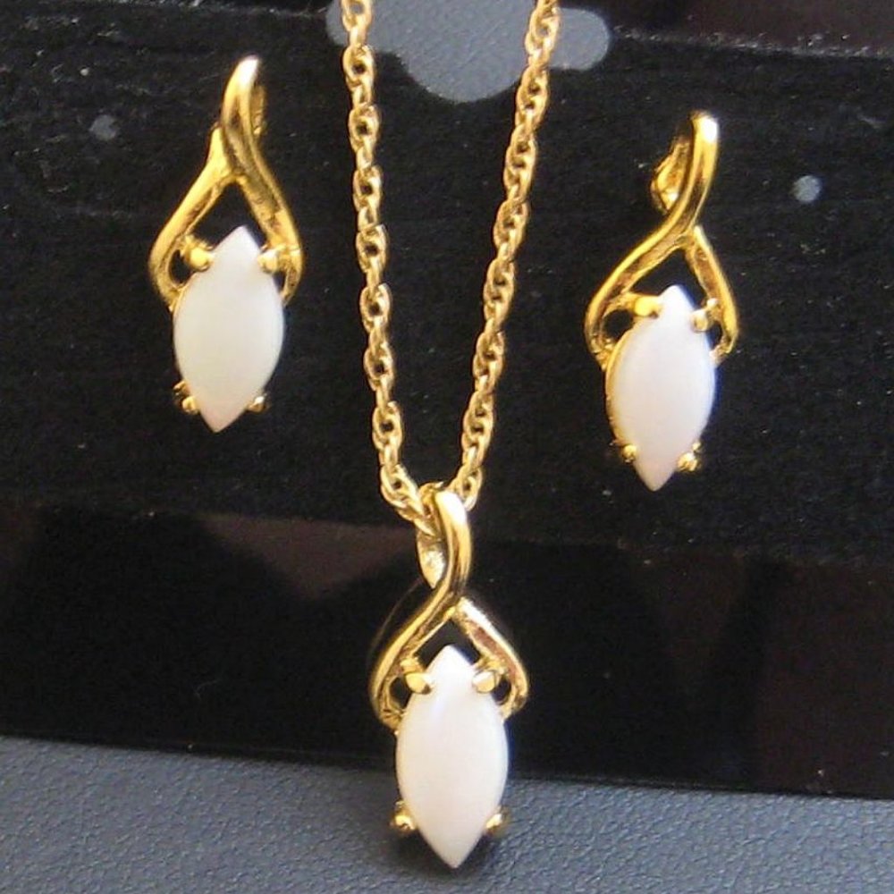 2 piece Set Necklace & post Earrings